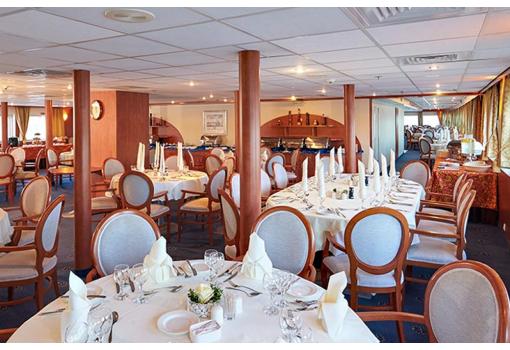 El luminoso Restaurante del MS Rossia